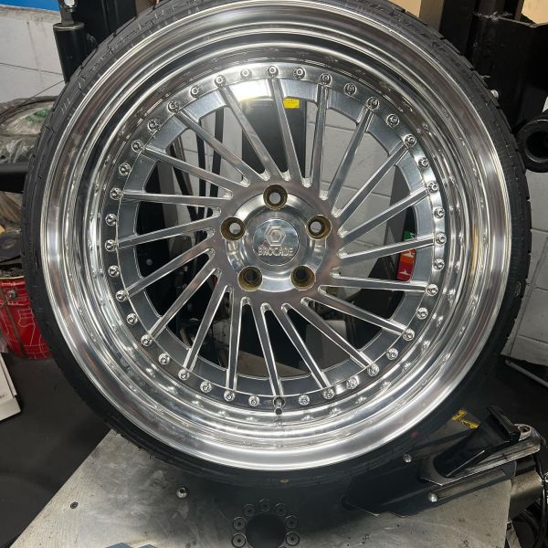 19インチ 10.5J 215/35R19 ホイール装着例 - CARSERVICE GRAVITY