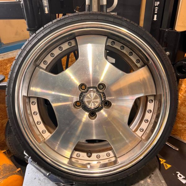 19インチ 10J 225/35R19 ホイール装着例 - CARSERVICE GRAVITY