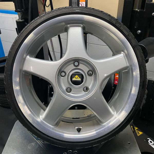 17インチ 7J 185/35R17 ホイール装着例 - CARSERVICE GRAVITY