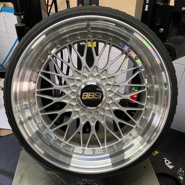 19インチ 10J 225/35R19 ホイール装着例 - CARSERVICE GRAVITY