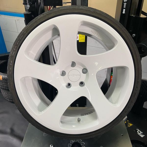 19インチ 10J 235/35R19 ホイール装着例 - CARSERVICE GRAVITY