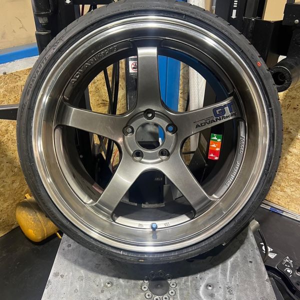 19インチ 10.5J 265/30R19 ホイール装着例 - CARSERVICE GRAVITY