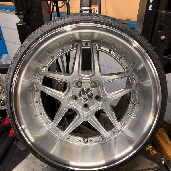 18インチ 10J 215/35R18 ホイール装着例 - CARSERVICE GRAVITY