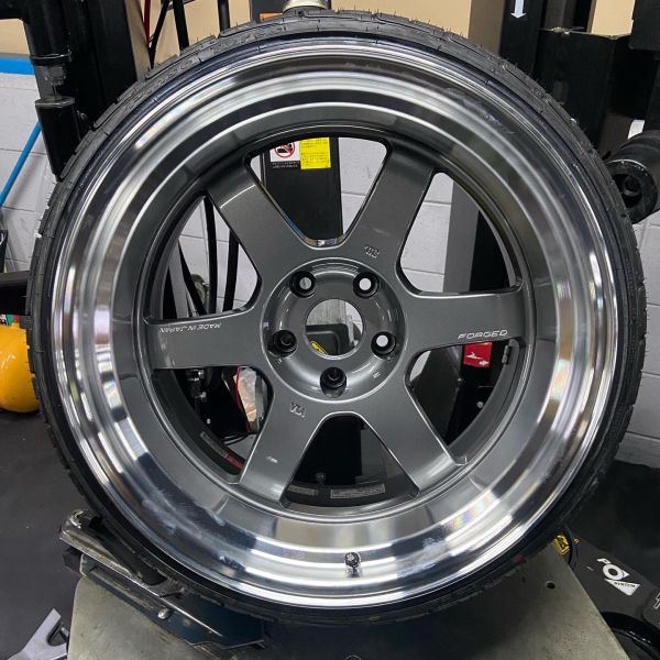 18インチ 10.5J 215/35R18 ホイール装着例 - CARSERVICE GRAVITY
