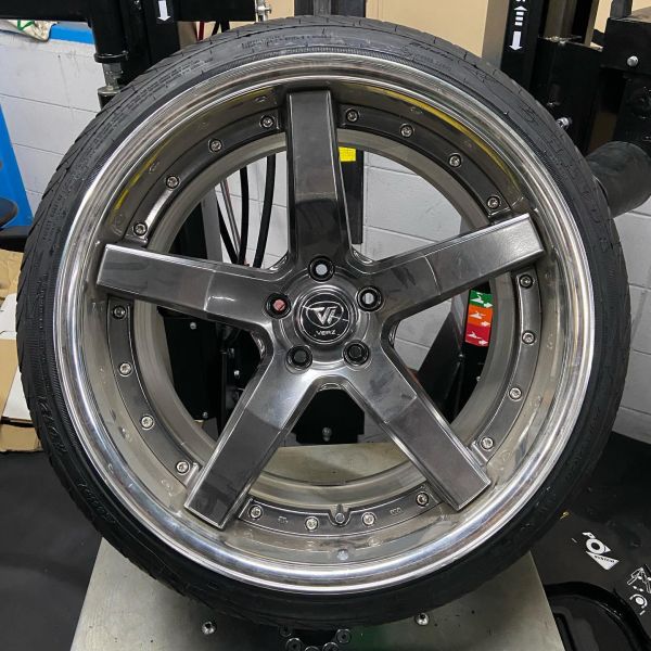 20インチ 10.5J 245/35R20 ホイール装着例 - CARSERVICE GRAVITY