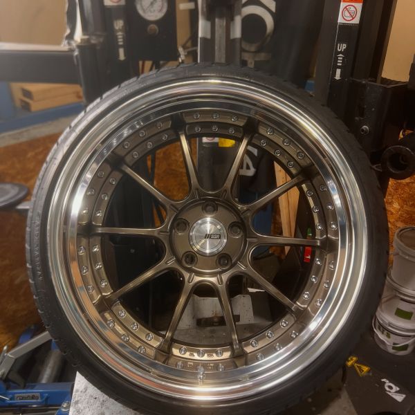 20インチ 10J 235/35R20 ホイール装着例 - CARSERVICE GRAVITY