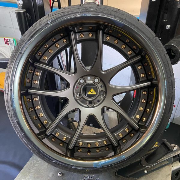 18インチ 10J 215/35R18 ホイール装着例 - CARSERVICE GRAVITY