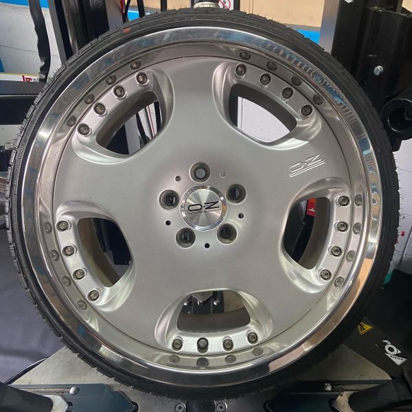 19インチ 10J 225/35R19 ホイール装着例 - CARSERVICE GRAVITY