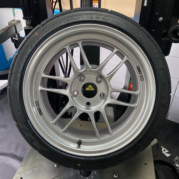 17インチ 9J 235/40R17 ホイール装着例 - CARSERVICE GRAVITY