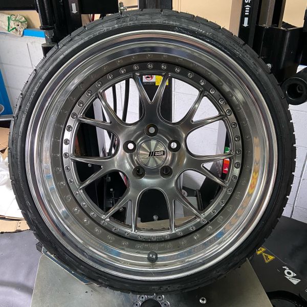 19インチ 9.5J 235/35R19 ホイール装着例 - CARSERVICE GRAVITY