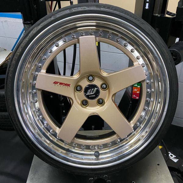 19インチ 9J 215/35R19 ホイール装着例 - CARSERVICE GRAVITY