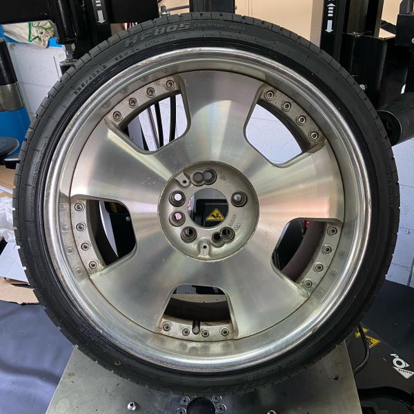 19インチ 9.5J 225/40R19 ホイール装着例 - CARSERVICE GRAVITY