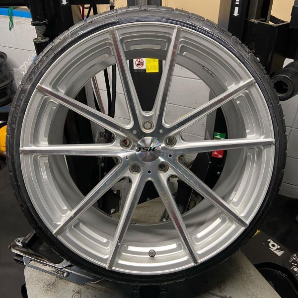 20インチ 10J 225/35R20 ホイール装着例 - CARSERVICE GRAVITY