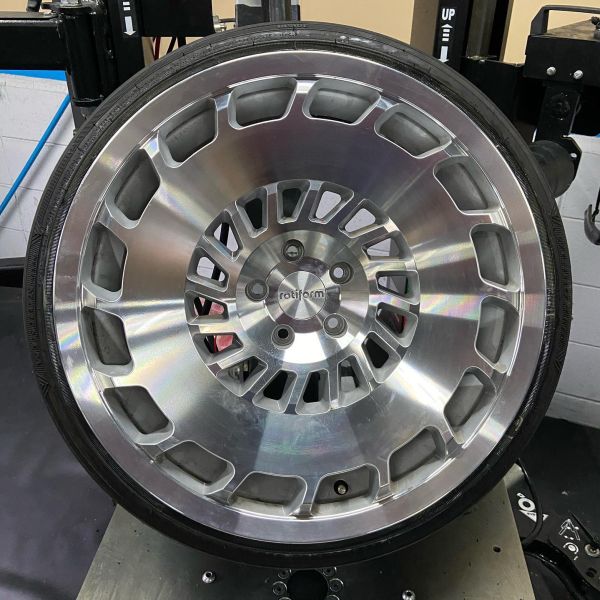 20インチ 10J 255/30R20 ホイール装着例 - CARSERVICE GRAVITY