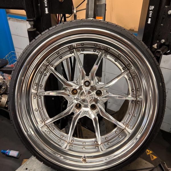 19インチ 10.5J 225/35R19 ホイール装着例 - CARSERVICE GRAVITY