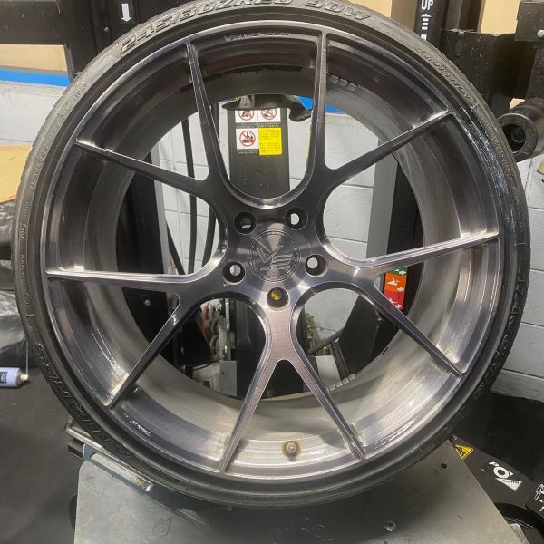 20インチ 9.5J 245/30R20 ホイール装着例 - CARSERVICE GRAVITY