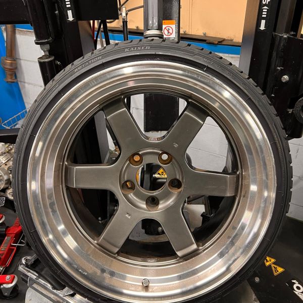 18インチ 10.5J 225/35R18 ホイール装着例 - CARSERVICE GRAVITY