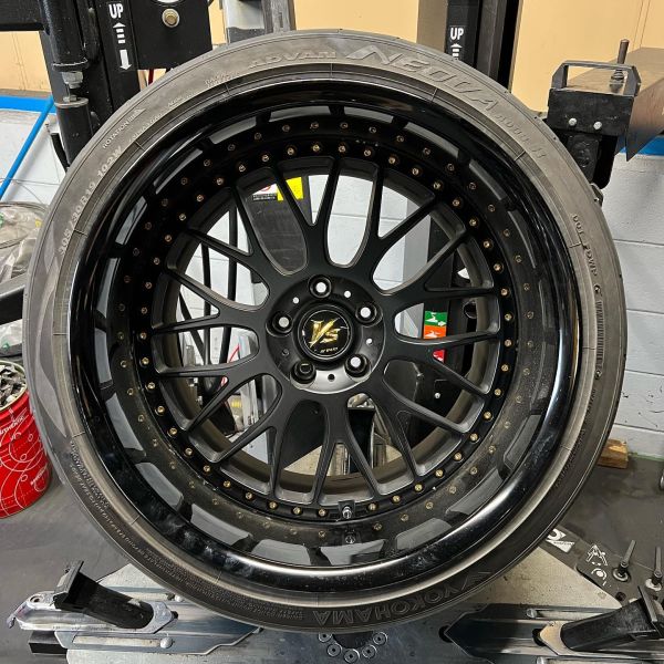 19インチ 12.5J 305/30R19 ホイール装着例 - CARSERVICE GRAVITY