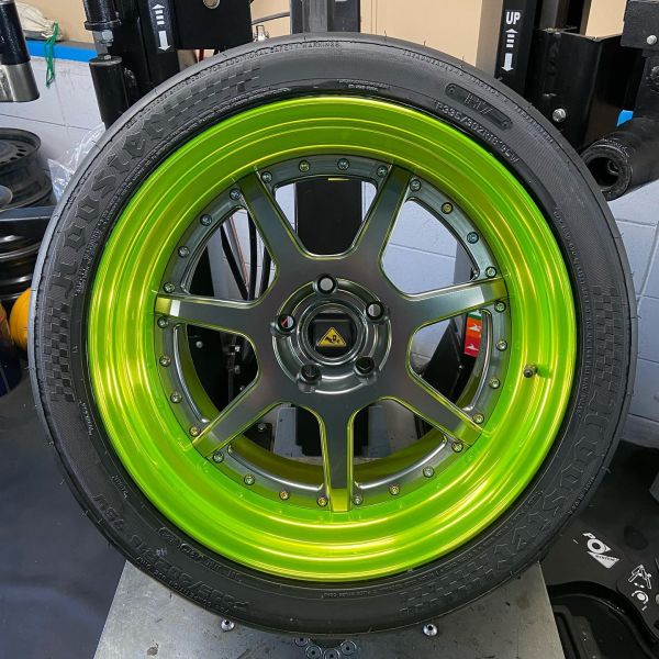18インチ 12J 335/30R18 ホイール装着例 - CARSERVICE GRAVITY