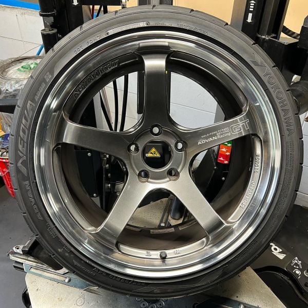 19インチ 10.5J 265/35R19 ホイール装着例 - CARSERVICE GRAVITY