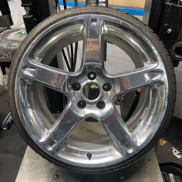 18インチ 9.5J 215/35R18 ホイール装着例 - CARSERVICE GRAVITY