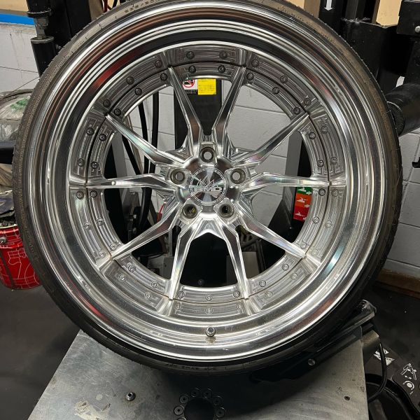 19インチ 12J 265/30R19 ホイール装着例 - CARSERVICE GRAVITY
