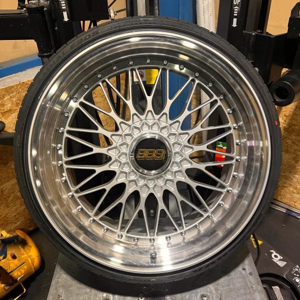 20インチ 10J 225/35R20 ホイール装着例 - CARSERVICE GRAVITY