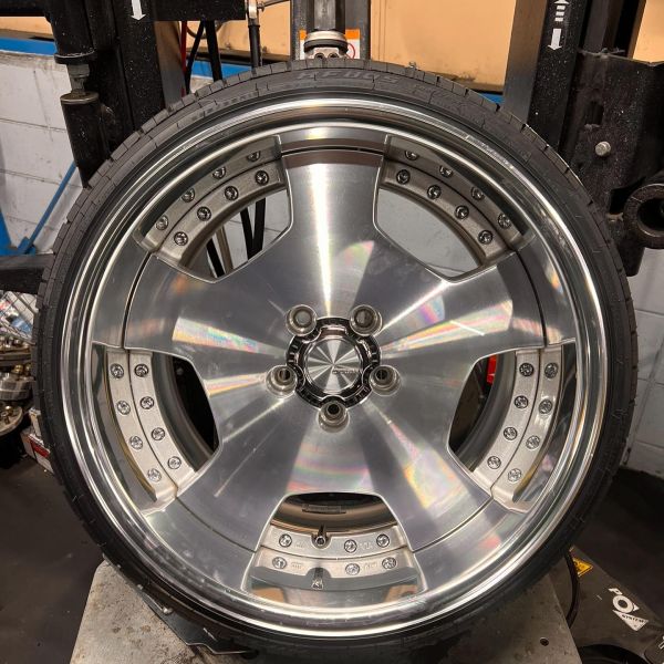 18インチ 10.5J 225/35R18 ホイール装着例 - CARSERVICE GRAVITY