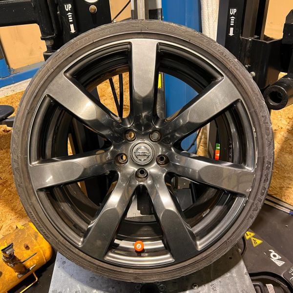 20インチ 10.5J 245/35R20 ホイール装着例 - CARSERVICE GRAVITY