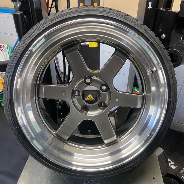 18インチ 10J 225/35R18 ホイール装着例 - CARSERVICE GRAVITY