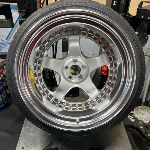 18インチ 12.5J 265/35R18 ホイール装着例 - CARSERVICE GRAVITY