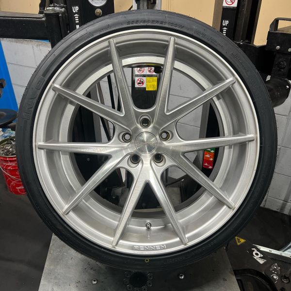 21インチ 10.5J 285/30R21 ホイール装着例 - CARSERVICE GRAVITY