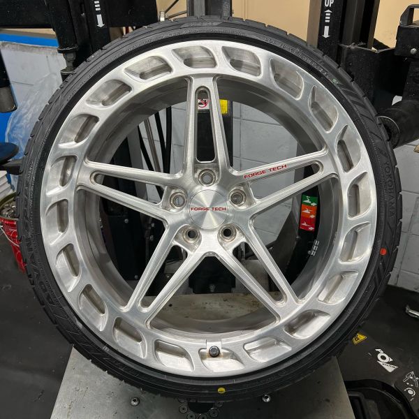 20インチ 10J 265/30R20 ホイール装着例 - CARSERVICE GRAVITY