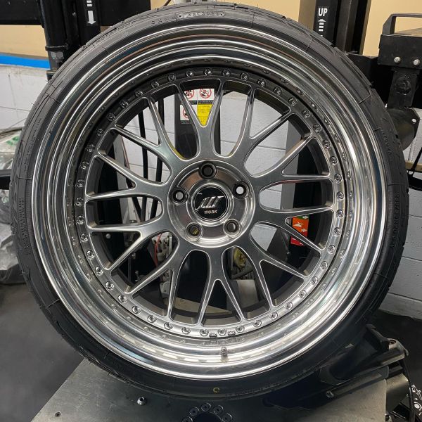 20インチ 10J 235/35R20 ホイール装着例 - CARSERVICE GRAVITY