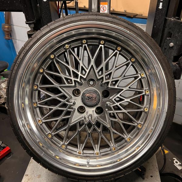 19インチ 9.5J 215/35R19 ホイール装着例 - CARSERVICE GRAVITY