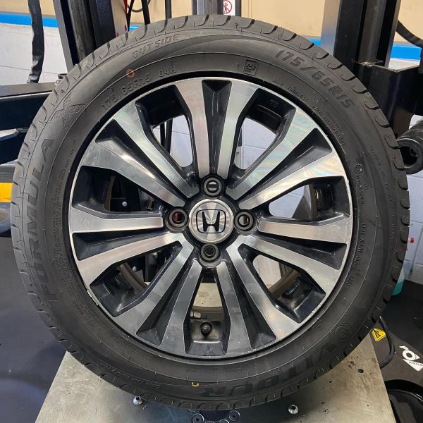15インチ 5.5J 175/65R15 ホイール装着例 - CARSERVICE GRAVITY