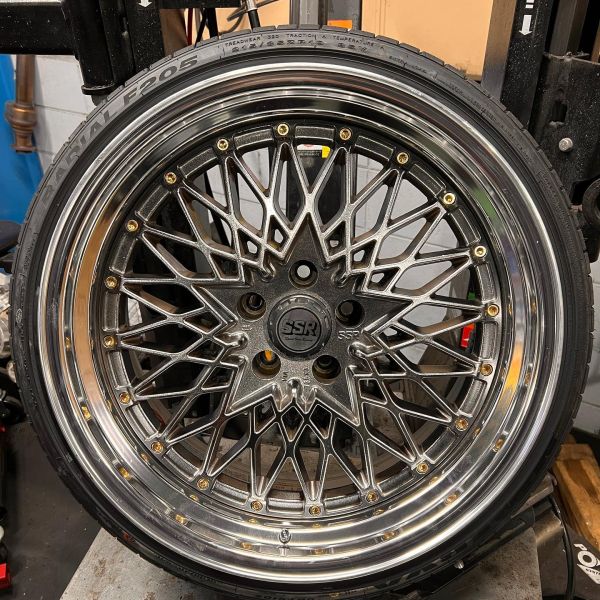 19インチ 9J 215/35R19 ホイール装着例 - CARSERVICE GRAVITY