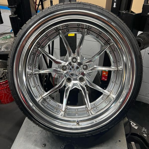 19インチ 10.5J 225/35R19 ホイール装着例 - CARSERVICE GRAVITY