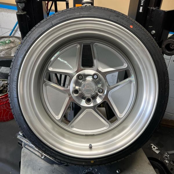 18インチ 11.5J 235/40R18 ホイール装着例 - CARSERVICE GRAVITY