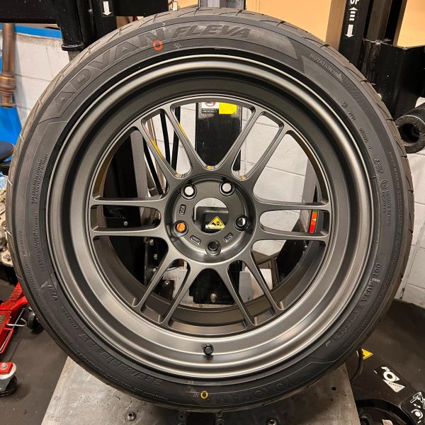 18インチ 9.5J 255/40R18 ホイール装着例 - CARSERVICE GRAVITY