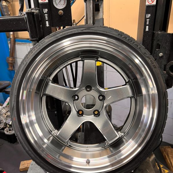 18インチ 10.5J 225/40R18 ホイール装着例 - CARSERVICE GRAVITY