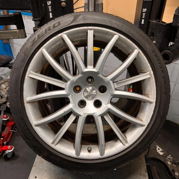 20インチ 10.5J 285/35R20 ホイール装着例 - CARSERVICE GRAVITY