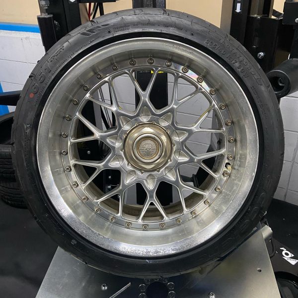 17インチ 9J 235/40R17 ホイール装着例 - CARSERVICE GRAVITY