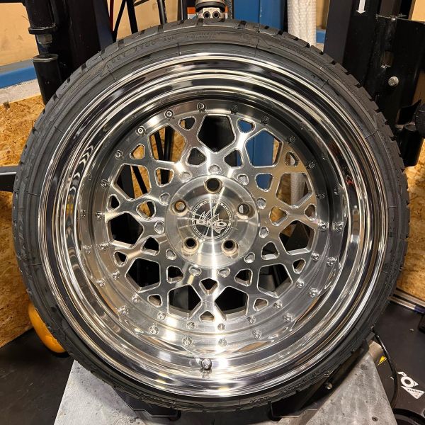17インチ 10.5J 215/40R17 ホイール装着例 - CARSERVICE GRAVITY