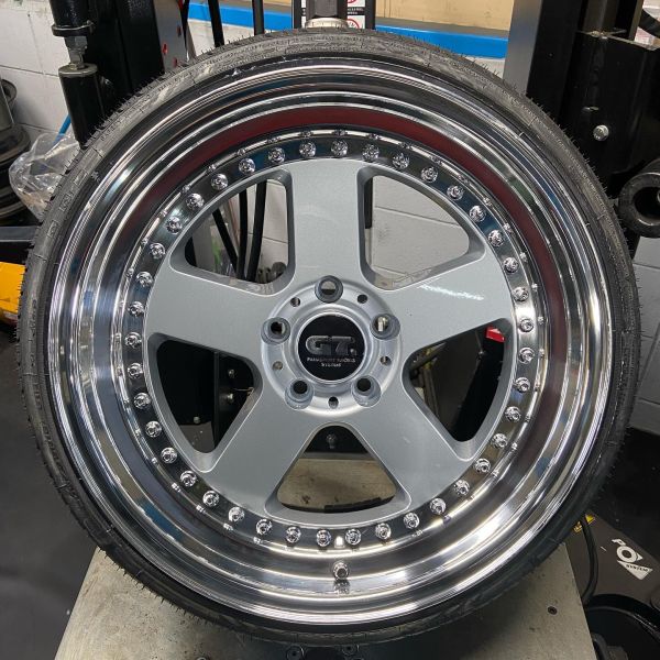 18インチ 8.5J 205/35R18 ホイール装着例 - CARSERVICE GRAVITY
