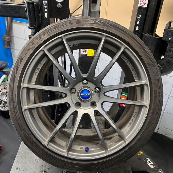 19インチ 9.5J 275/35R19 ホイール装着例 - CARSERVICE GRAVITY