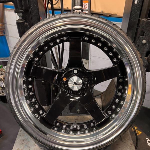 18インチ 9J 195/35R18 ホイール装着例 - CARSERVICE GRAVITY