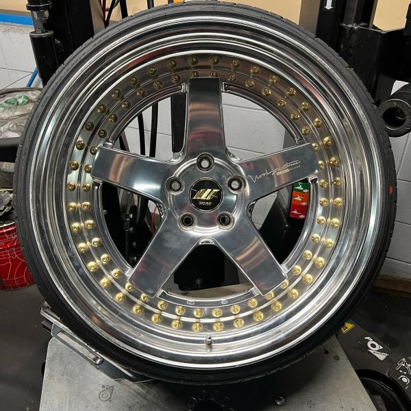 19インチ 10.5J 225/35R19 ホイール装着例 - CARSERVICE GRAVITY