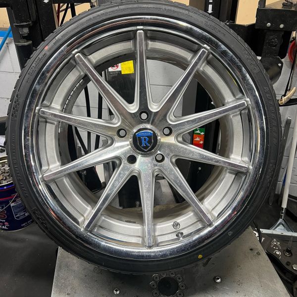 19インチ 9.5J 235/35R19 ホイール装着例 - CARSERVICE GRAVITY
