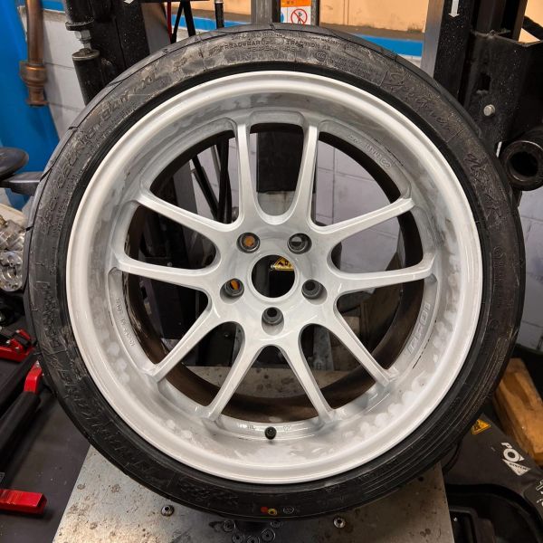 18インチ 9.5J 255/35R18 ホイール装着例 - CARSERVICE GRAVITY